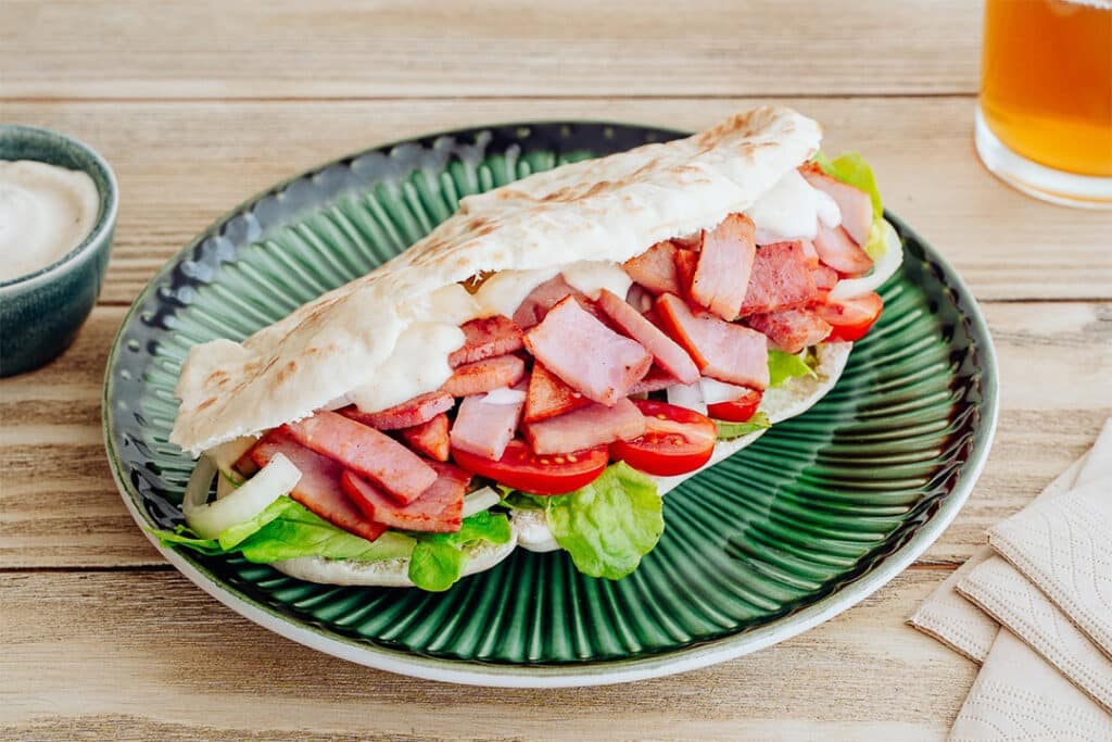 Kebab au JAMBON NATURE -25% de sel, tomate, salade.